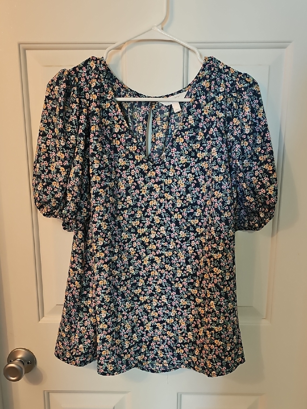 Women’s Navy Floral Puff-Sleeve Blouse
